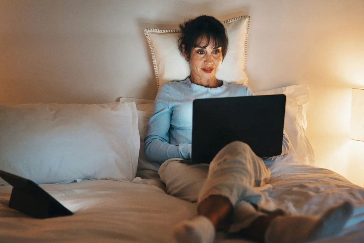 Sommeil après 60 ans : l'astuce lumineuse pour mieux récupérer et assouplir vos tissus