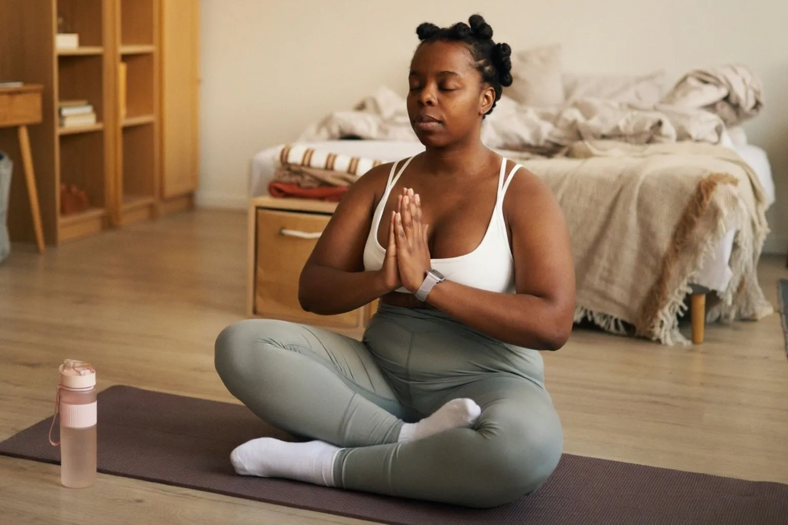 Yoga et anxiété : j'ai testé la routine apaisante d'Adriene Mishler pour calmer le mental